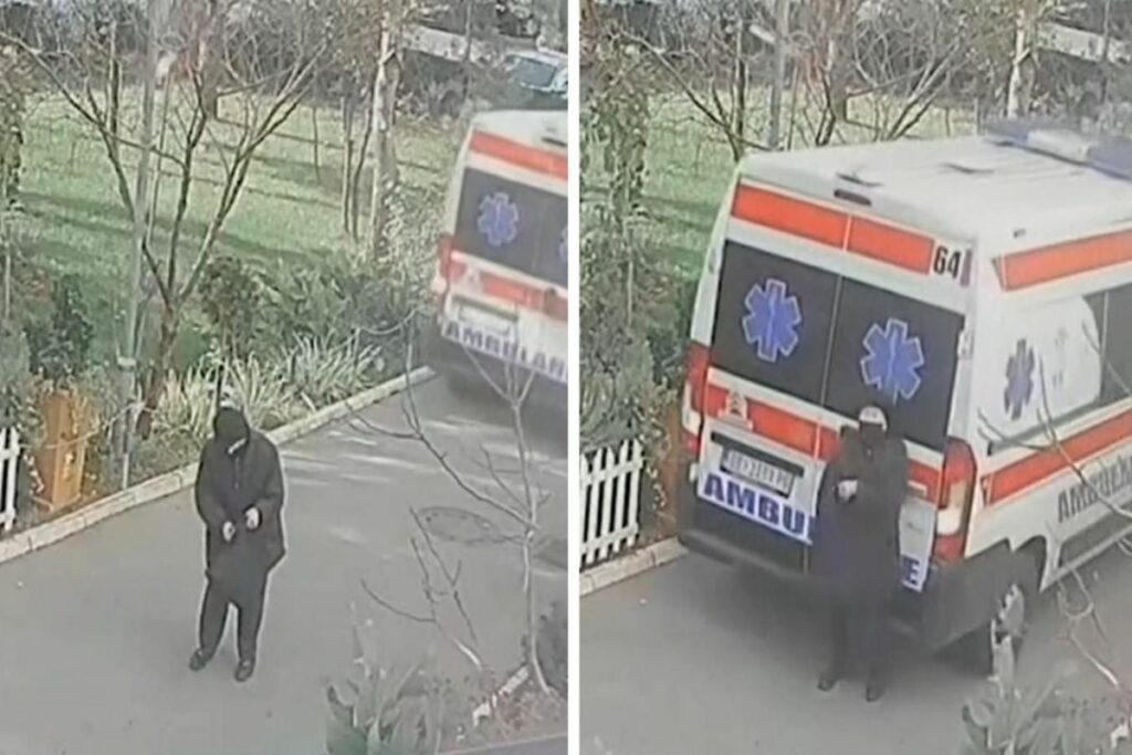 ambulance roule personne âgée