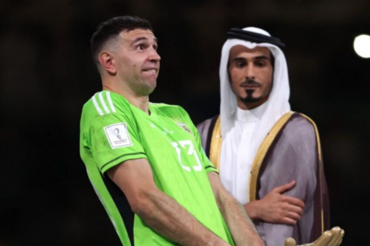 Emi Martinez  le gardien argentin célèbre leur victoire avec un geste obscène devant les officiels qataris 