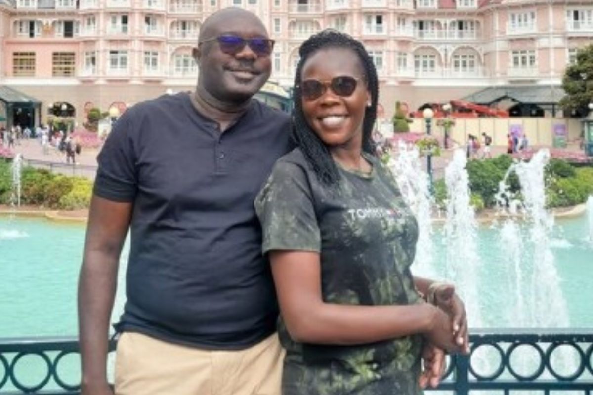 Evelyn Anite  la ministre ougandaise se met à genoux devant son mari ; les images choquent la toile