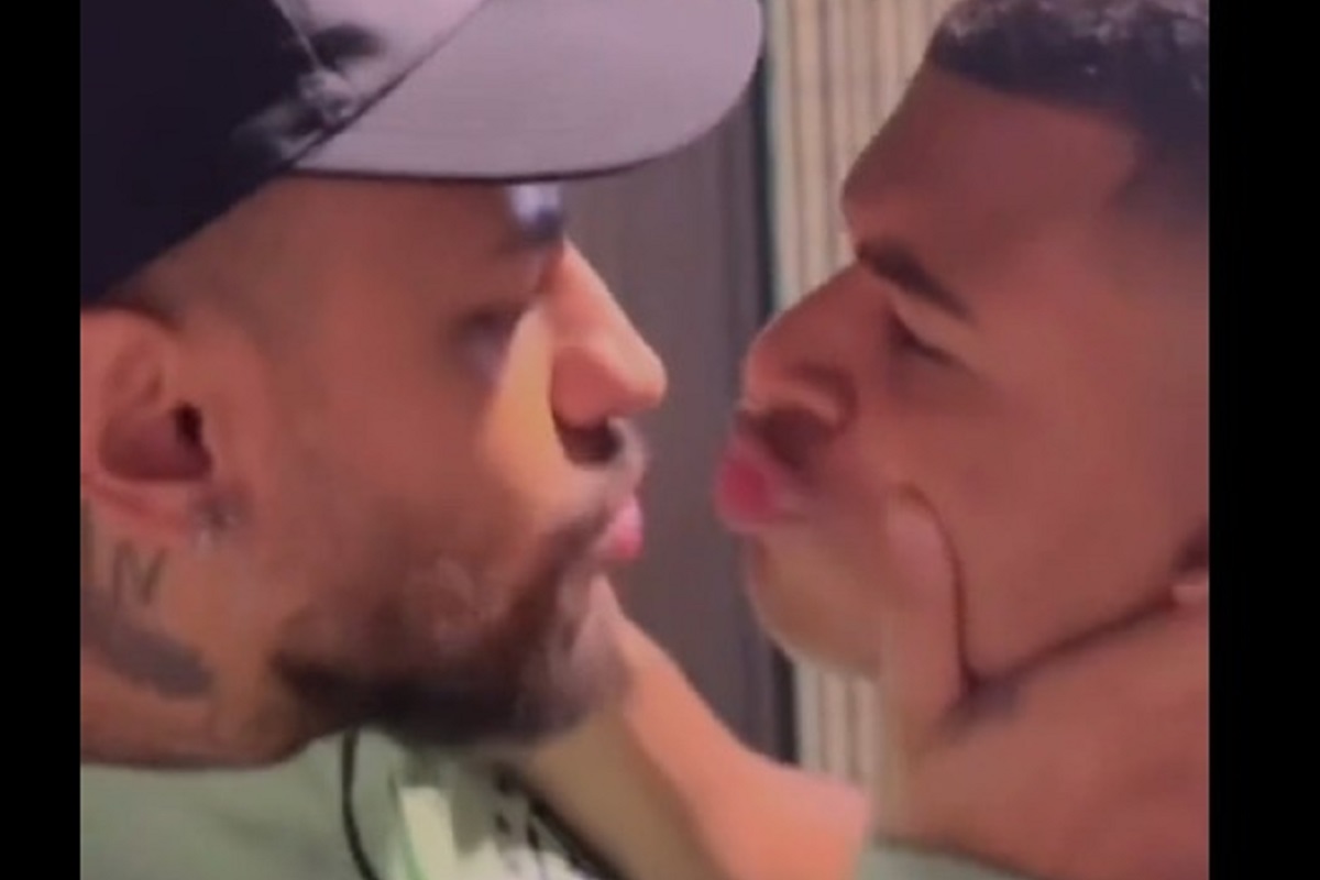 Parodie d'un amour fou entre Neymar et Mbappé vidéo