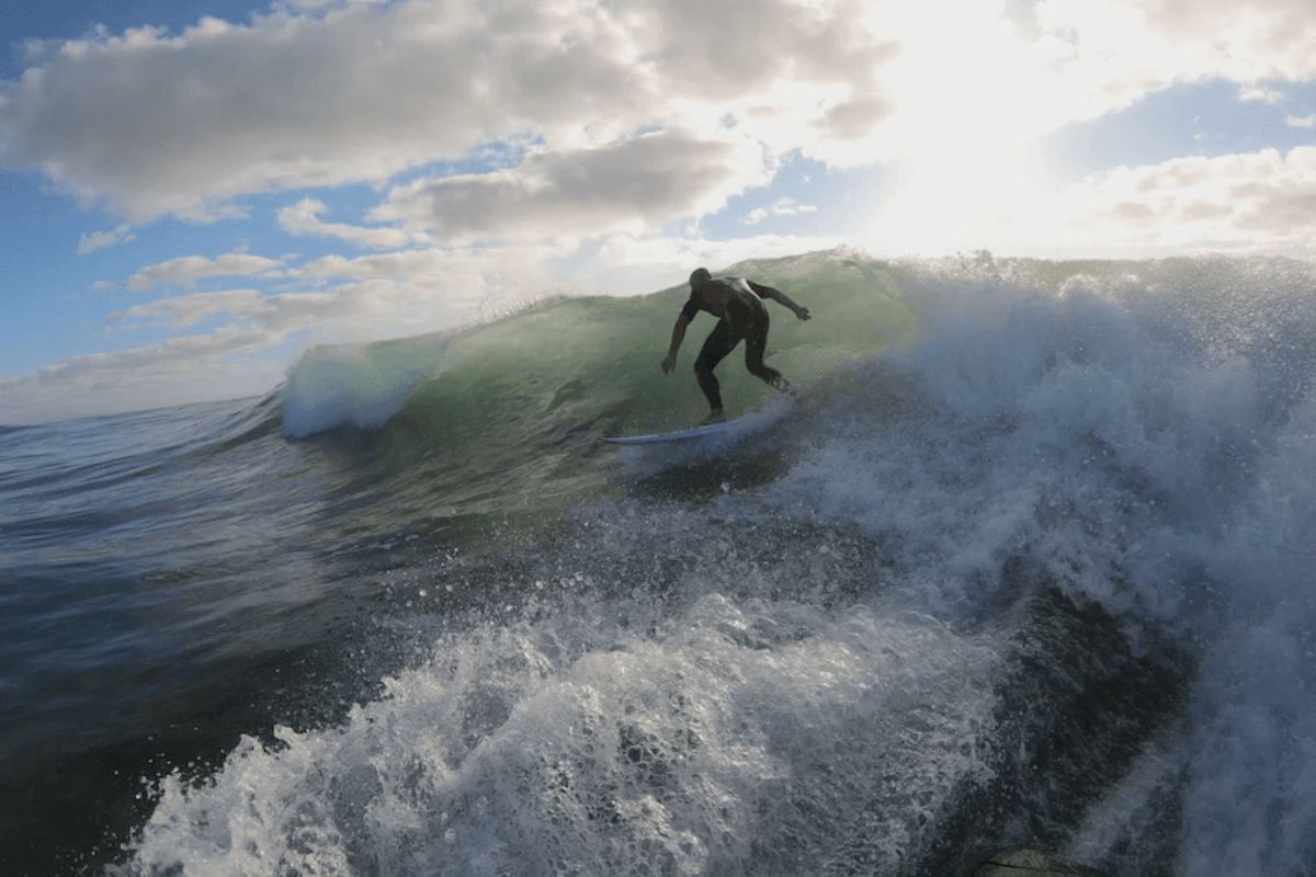 surfeur aveugle sur vagues