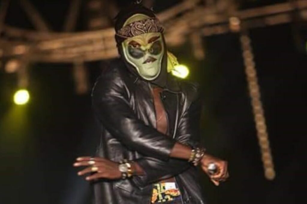 Policiers Masque Togbè Yéton