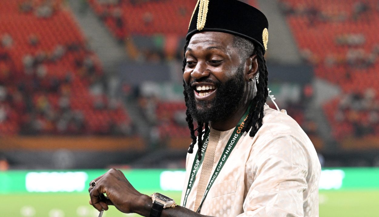 Sheyi Adebayor : "Sa culotte est déchirée", le look de la légende SEA surprend les internautes