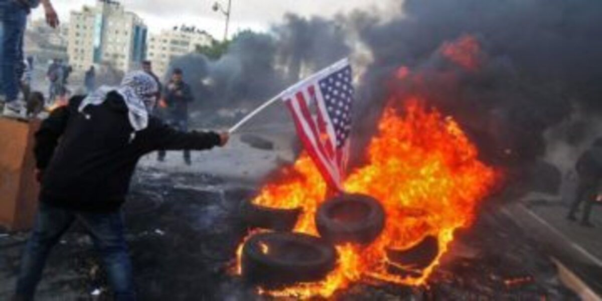USA : il brûle le drapeau américain, la suite tourne mal