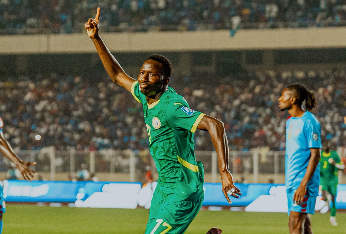 Il regarde une vidéo ér0tique dans les tribunes en plein match RDC-Sénégal