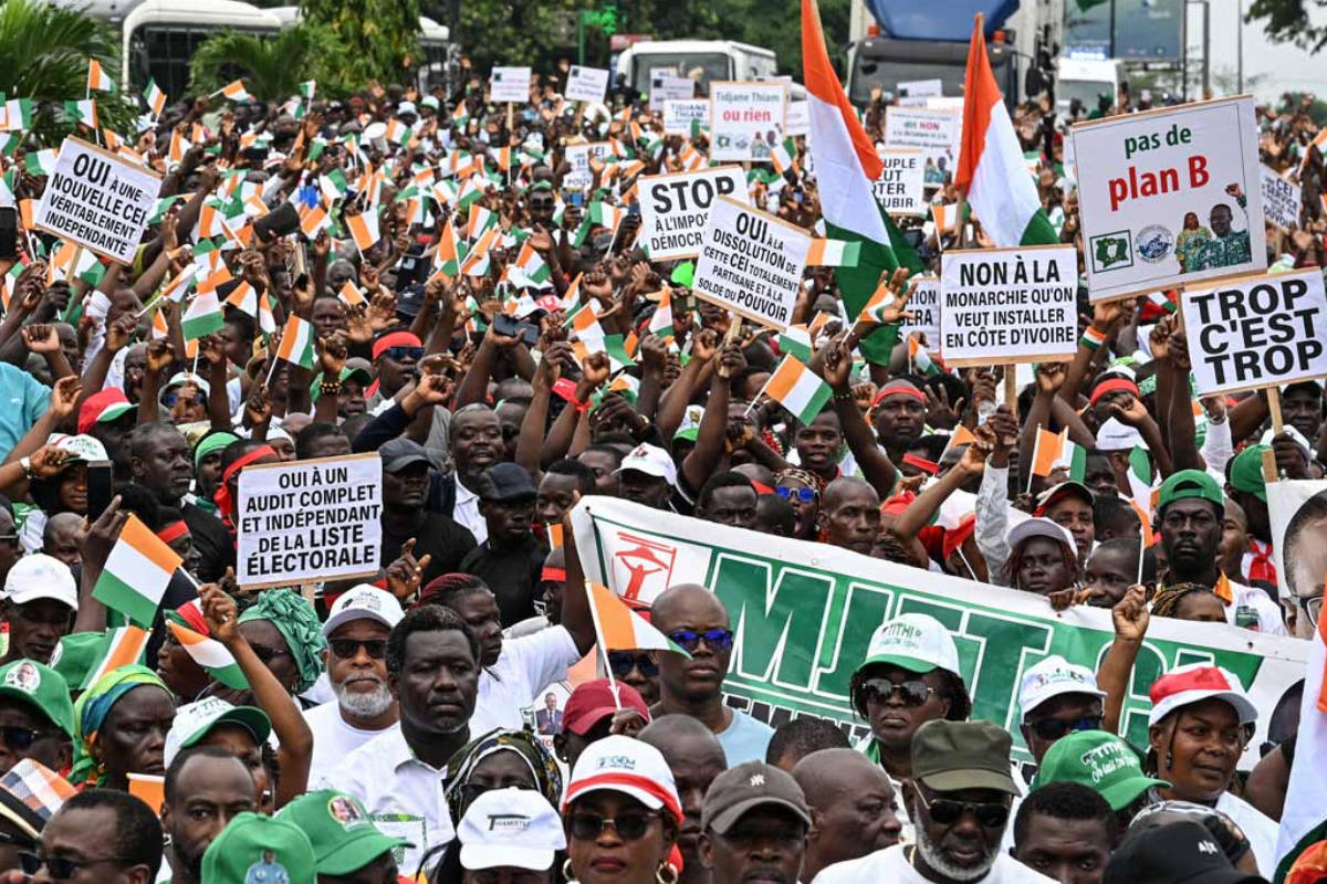 Des milliers de partisans de partis d’opposition défilant pacifiquement dans une manifestation à Abidjan, en Côte d'Ivoire, samedi 9 août 2025