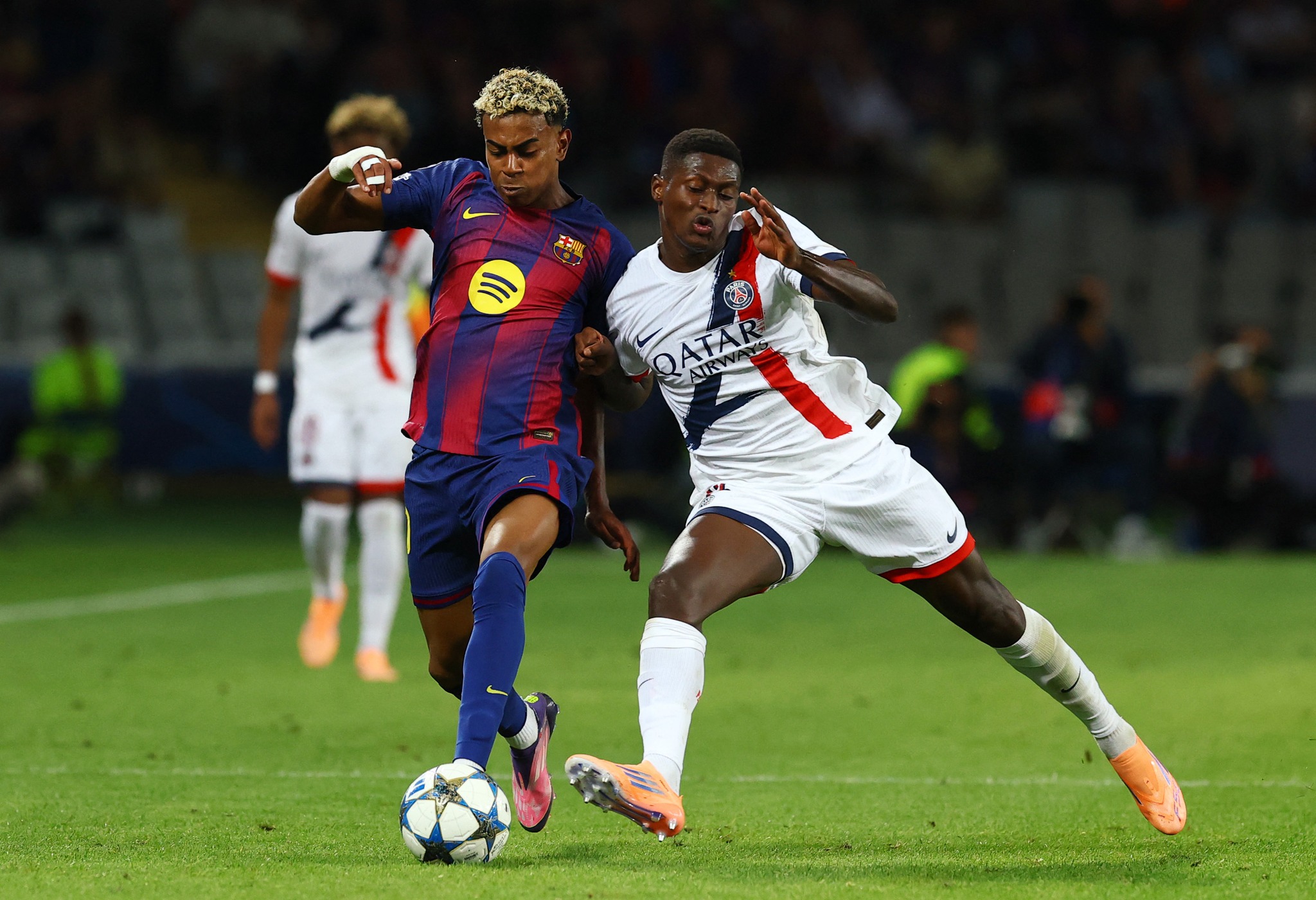 PSG Nuno Mendes réagit à la victoire contre le Barça